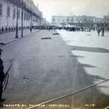 Frente al Palacio Durante la Decena Trágica (1913)