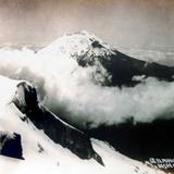 Volcan Popocatepetl visto desde el Ixtaccíhuatl Por el fotografo Hugo Brehme.