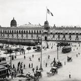 Travías frente al Palacio Nacional