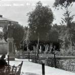 Kiosko y jardin principal.