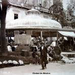 Mercado de las flores a un costado de la catedral.