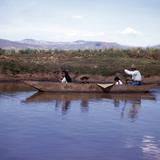 Familia remera en el Lago de Pátzcuaro (1954)