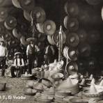 Vendedores de sombreros en el mercado del Volador (c. 1910)