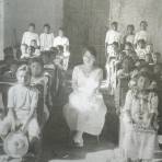 Hacienda de Granada: Maestra de escuela privada con alumnos de los trabajadores del Henequen del SR Vales ( Fechada en 1925 ).
