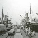 Cargando los barcos con Henequen ( Fechada en 1925 ).