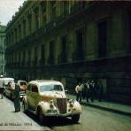 A un costado del Palacio Nacional Ciudad de México 1954..