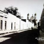 Una calle y La Parroquia.