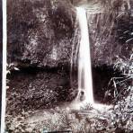 Una Cascada por el Fotógrafo Abel Briquet.