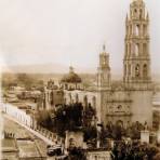 Avenida Ocampo y Catedral en Valle de Santiago, Guanajuato. ( Circulada el 18 de Abril de 1931 ).