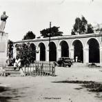 Portal Municipal y Mto. a La Madre Chilapa Guerrero. ( Fechada  en 1951 ).
