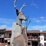 Escultura en la plaza principal.