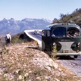Autobús en la carretera México - Nuevo Laredo (1954)