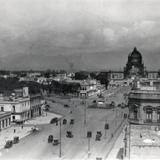 Ciudad de México, Distrito Federal. . Vista de Avenida Juárez hacia el monumento a Carlos IV, con el Palacio Legislativo en construcción