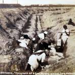 Mujeres haciendo zanjas de defensa  ( Circulada en 1915 ).