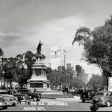 Ciudad de México, Distrito Federal. . Paseo de la Reforma y Monumento a Cuauhtémoc
